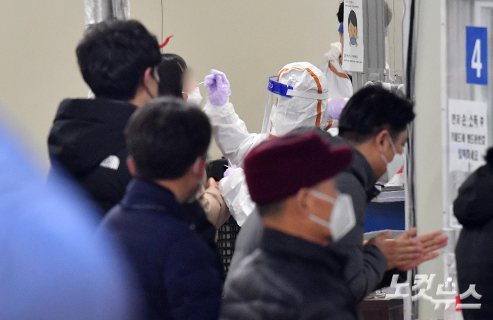 임시선별진료소에서 시민들이 검사를 받고 있다. 박종민 기자