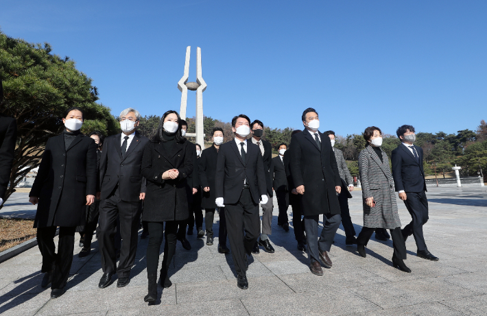 국민의당 안철수 대선 후보가 28일 오전 광주 북구 국립 5·18 민주묘지 참배를 마치고 걸어가고 있다. 연합뉴스