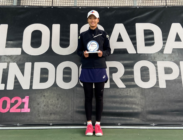28일(현지 시각) 포르투갈 로우사다에서 열린 국제테니스연맹(ITF) 로우사다 인도어 오픈 여자 단식 우승을 차지한 구연우. 스포티즌