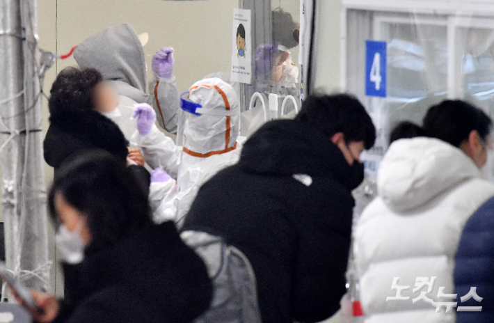 서울 송파구보건소 임시선별진료소에서 시민들이 검사를 받고 있다. 박종민 기자