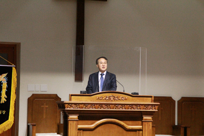 제임스 홀의 생애와 선교사역을 소개하고 있는 강경신 관장. 강경신 목사 제공