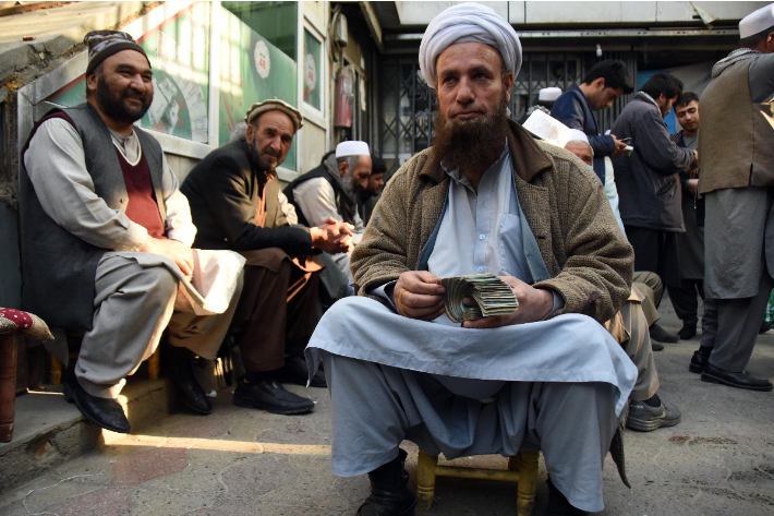 27일(현지시간) 아프가니스탄 수도 카불의 암시장에서 환전상이 지폐를 세고 있다. 연합뉴스