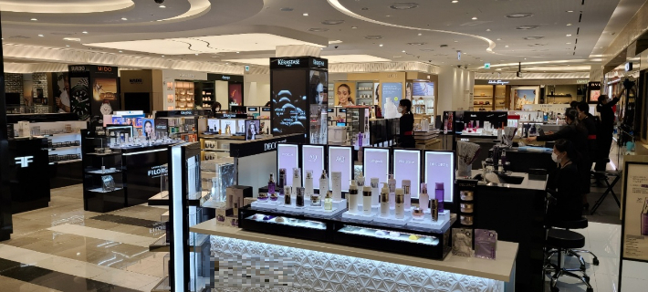 직원들만 자리를 지키고 있는 롯데면세점 제주점 내부. 이인 기자