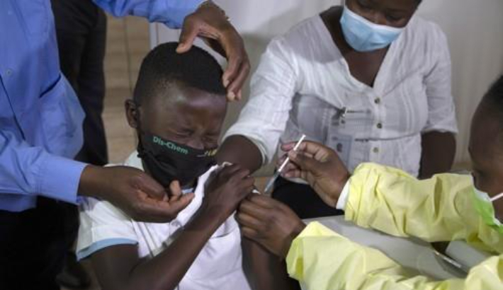 남아프리카공화국 어린이가 코로나19 백신을 맞고 있다. 연합뉴스