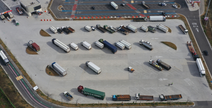 지난 15일 오후 경기도 평택시의 한 고속도로 휴게소에서 트럭들이 요소수를 넣기 위해 순서를 기다리고 있다. 연합뉴스