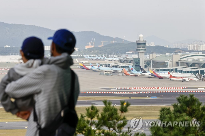 사진은 11일 오후 인천공항전망대에서 바라본 인천국제공항 계류장의 모습.  연합뉴스