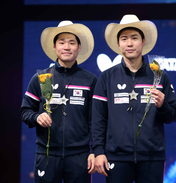2021 세계탁구선수권대회 파이널스에서 한국 남자 복식 최초의 은메달을 따낸 장우진(왼쪽)-임종훈. 대한탁구협회