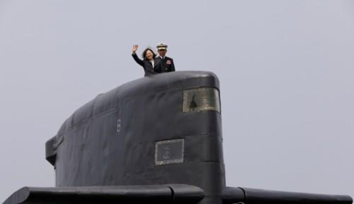 차이잉원 대만 총통이 지난 3월 21일 가오슝 해군기지를 방문해 잠수함에 승선한 모습. 연합뉴스