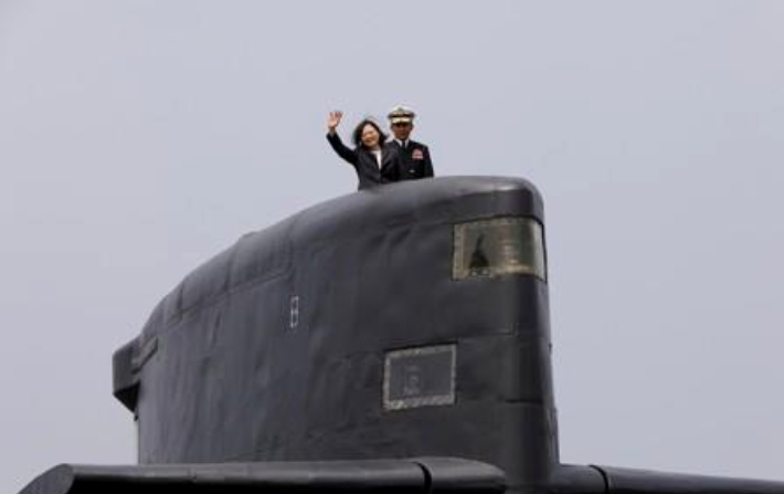 차이잉원 대만 총통이 지난 3월 가오슝 해군기지를 방문해 잠수함에 승선한 모습. 연합뉴스