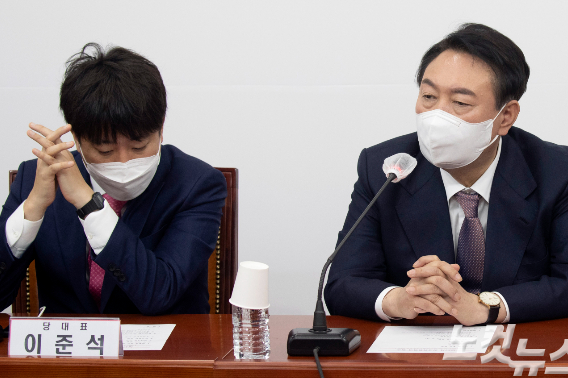 왼쪽부터 국민의힘 이준석 당대표와 윤석열 대선후보. 윤창원 기자