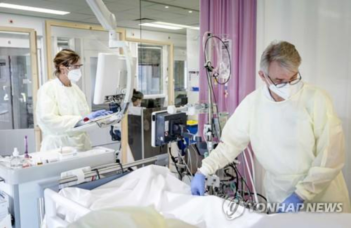 지난 11일 네덜란드의 한 병원 중환자실에서 의료진이 신종 코로나바이러스 감염증(코로나19) 환자를 돌보고 있다. 연합뉴스