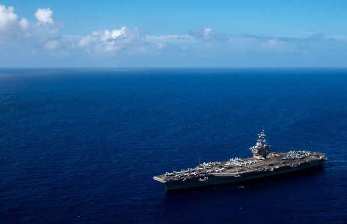 니미츠급 칼 빈슨(cvn70)호가 지난 11일 필리핀해를 따라 괌으로 향하고 있다. 사진=미해군