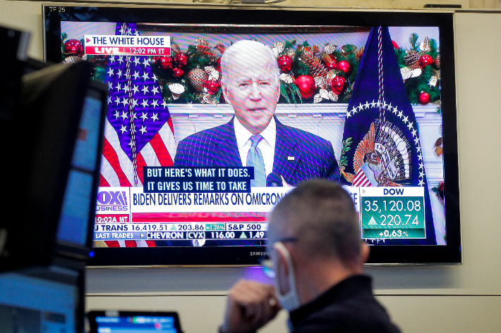 29일(현지시간) 미국 뉴욕증권거래소에서 한 트레이더가 조 바이든 대통령의 연설을 지켜보고 있다. 연합뉴스