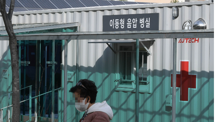 은평구 서울시립서북병원 주차장에 위중증 환자 급증에 대비한 이동형 음압 병실이 설치돼 있다.  이한형 기자
