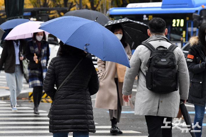 서울 광화문사거리에서 두터워진 옷차림의 시민들이 출근길을 재촉하고 있다. 박종민 기자