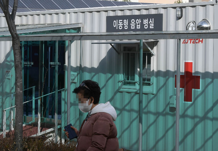 은평구 서울시립서북병원 주차장에 위중증 환자 급증에 대비한 이동형 음압 병실이 설치돼 있다.  이한형 기자