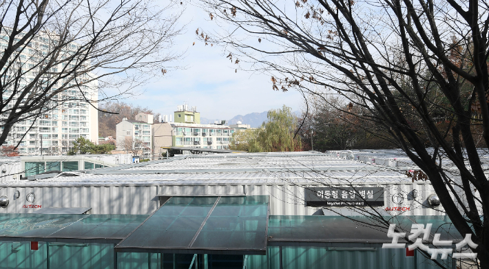 서울 은평구 서울시립서북병원 주차장에 위중증 환자 급증에 대비한 이동형 음압 병실이 설치돼 있다. 이한형 기자