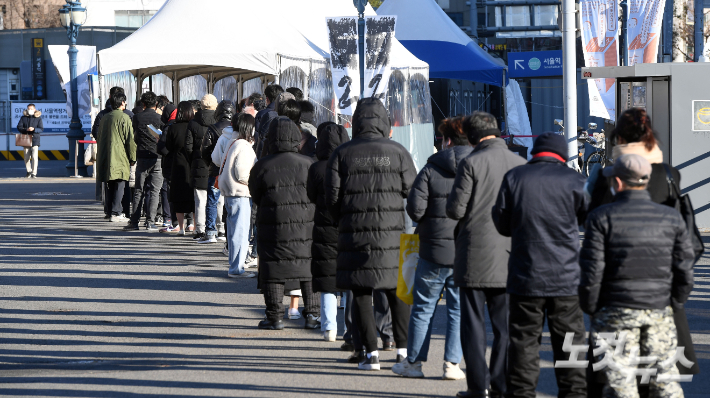 부산은 코로나19 신규 확진자가 143명 발생해 다시 확진자 수가 100명대 중반으로 껑충 뛰었다. 황진환 기자