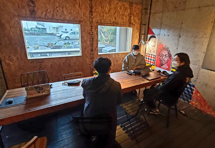 제주 플레이그라운드를 찾은 한도언(26)씨와 백기열(26)씨. 이인 기자