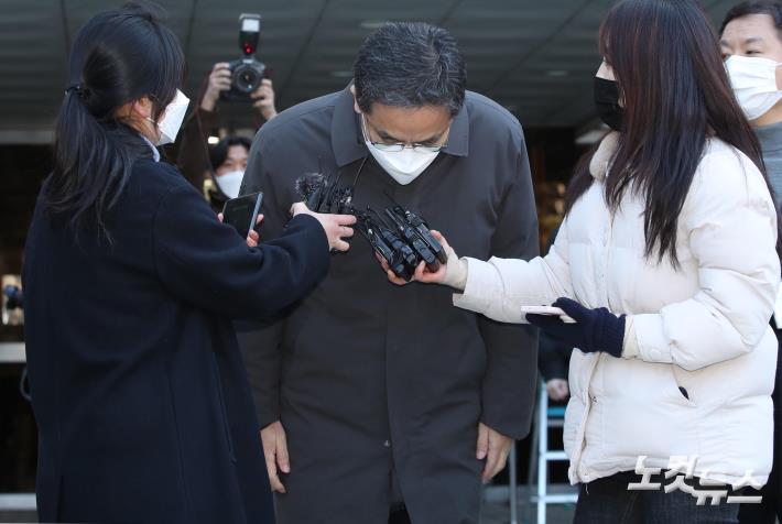 고개 숙인 곽상도