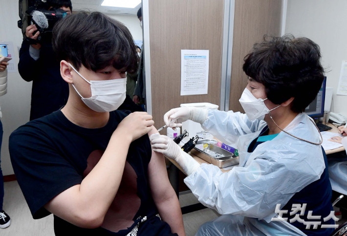 서울 양천구 홍익병원에서 한 학생이 코로나19 백신접종을 하고 있다. 사진공동취재단