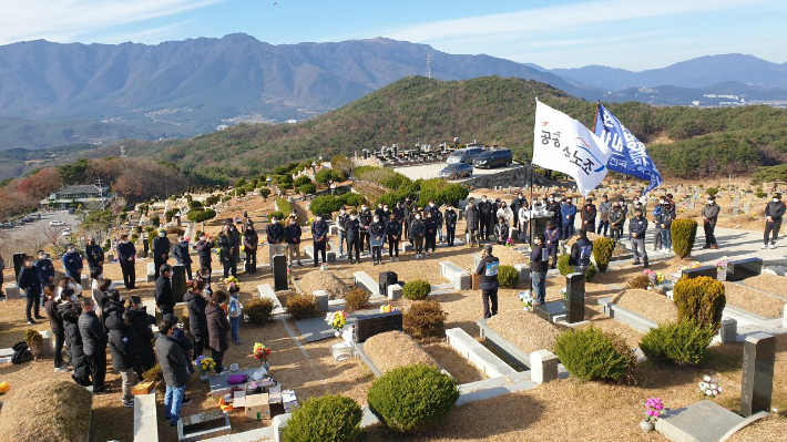 지난달 28일 고 문중원 기수 2주기 추도식을 앞두고 유족과 노조 관계자 등이 묘역에 참배하고 있다. 민주노총 공공운수노조 제공