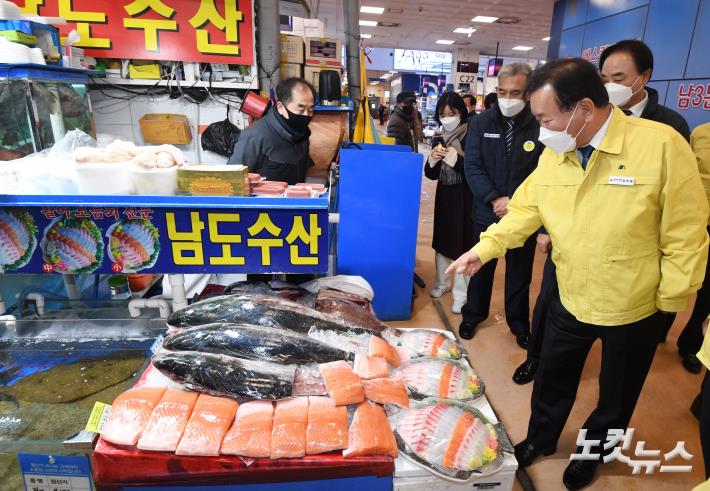 노량진수산시장 방역 현장 점검 나선 김부겸 총리