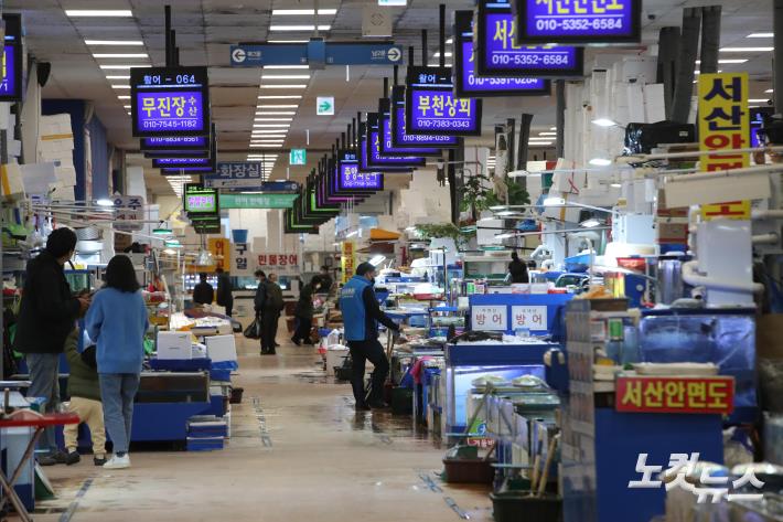 한산한 노량진 수산시장