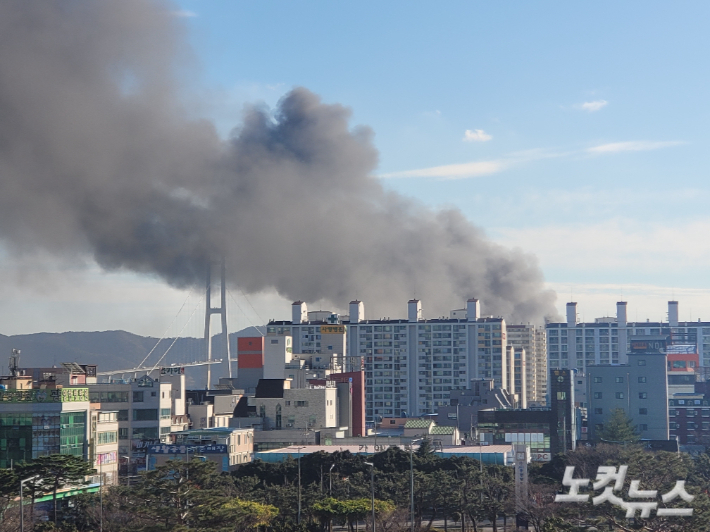 지난 11월 29일 오후 2시 52분쯤 광양시 중동의 한 목재공방에서 화재가 발생해 일대에 검은연기가 치솟았다. 유대용 기자