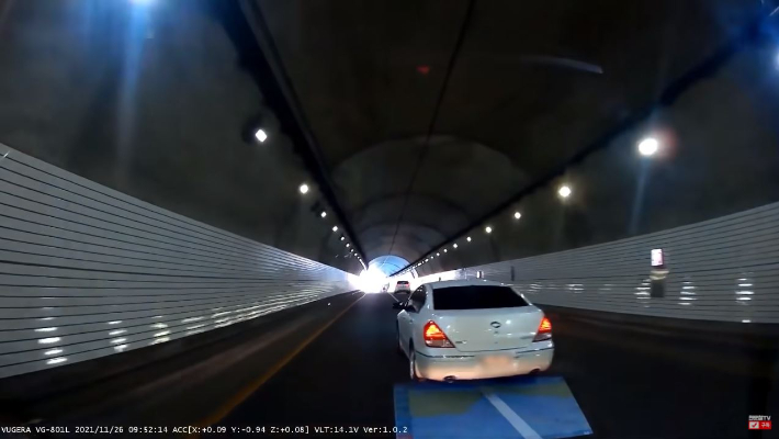 터널 안에서 차선을 넘나들며 주행 중인 음주운전 차량. 유튜브 채널 '한문철 TV' 캡처