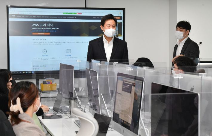 청년취업사관학교 영등포 캠퍼스에 방문한 오세훈 시장. 연합뉴스