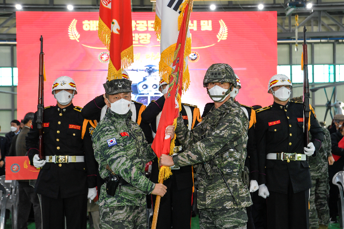 김태성 해병대사령관이 지은구 초대 항공단장에게 부대기를 수여하고 있다. 해병대 제공