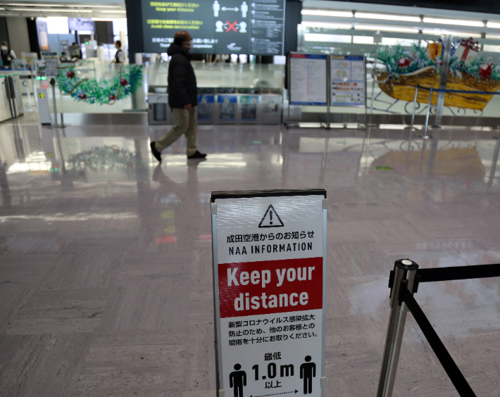 나리타 국제공항에 거리두기를 당부하는 표지판이 설치돼 있다. 연합뉴스