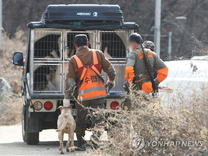 지난 22일 반달가슴곰이 탈출한 경기도 용인시의 곰 사육농장에서 관계자들이 분주하게 움직이고 있다. 연합뉴스