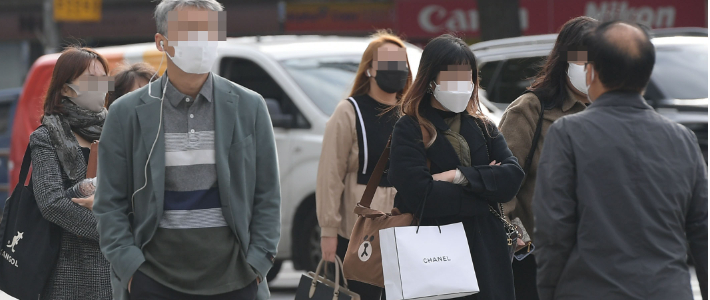 서울 중구 인근에서 시민들이 두꺼운 옷을 입고 출근을 하고 있다. 이한형 기자