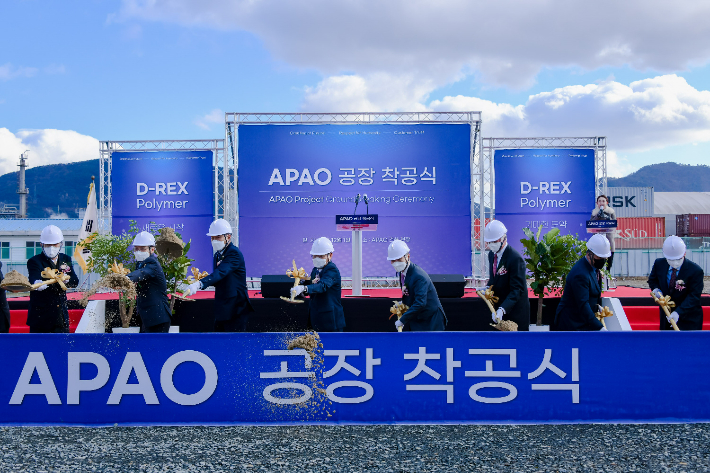 지난 1일 오후 외국인투자 합작기업인 디렉스 폴리머(유) APAO(무정형 폴리 알파 올레핀) 공장 착공식에서 권오봉 여수시장과 전창곤 여수시의회 의장, 이용규 여수상공회의소 회장, 박진만 한국산업단지공단 전남지역본부장, 김만중 디렉스 폴리머 대표 등이 개토를 하고 있다. 여수시 제공
