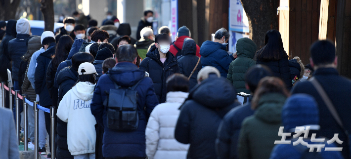 코로나19 선별진료소에서 시민들이 검사를 받기 위해 줄을 서 있다. 박종민 기자