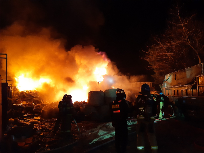지난 1일 오후 8시 58분쯤 울산 울주군 두서면 구량리에 한 폐기물업체 야적장에서 화재가 발생했다. 울산소방본부 제공