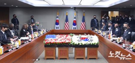 마주 앉은 한미 국방장관
