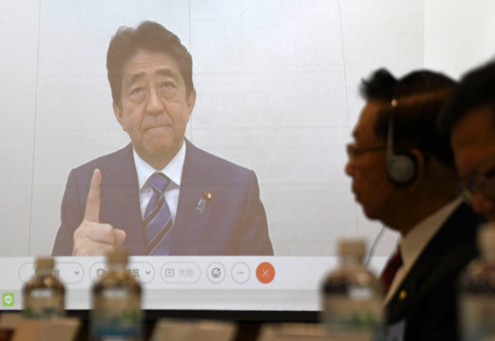 아베 신조 전 일본 총리가 1일 대만의 국책연구원이 타이베이에서 주최한 포럼 참석자들을 상대로 화상 강연을 하고 있다. 연합뉴스