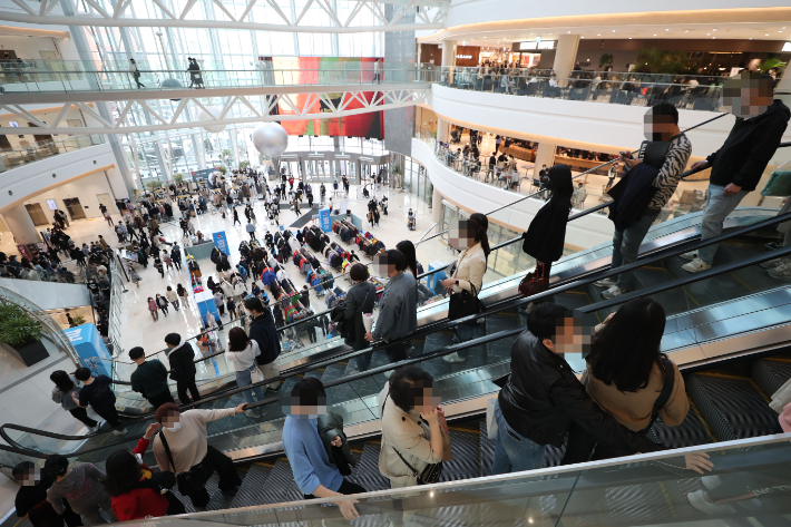 서울 시내 한 대형 쇼핑몰에 나들이객들이 붐비는 모습. 황진환 기자