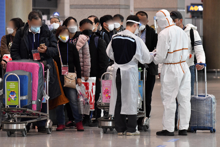 해외 입국자들이 입국 절차를 밟고 있다. 인천공항=박종민 기자