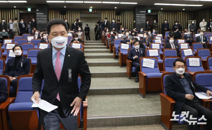 발언대로 향하는 김기현 원내대표