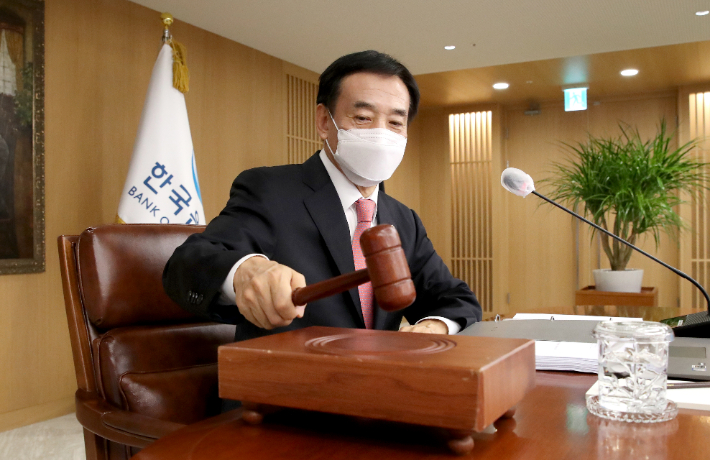 이주열 한국은행 총재가 12일 금융통화위원회 회의에서 기준금리를 결정하고 의사봉을 두드리고 있다. 한국은행