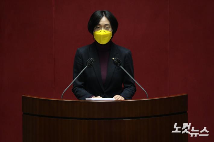 장혜영 정의당 의원이 2일 오후 서울 여의도 국회에서 열린 제391회 정기국회 제12차 본회의에서 소득세법 일부개정법률안에 대한 반대토론을 하고 있다.
