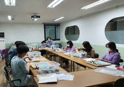 모래상자 치료교육 수업 모습(사진제공=광주대학교)