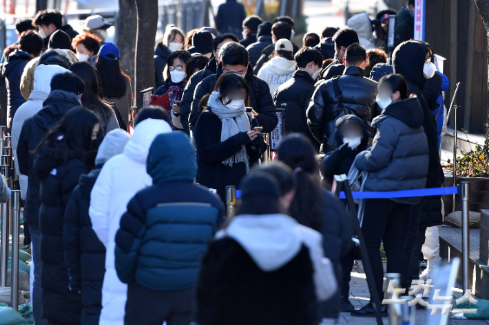 서울 송파구보건소 선별진료소에서 시민들이 검사를 받기 위해 줄을 서 있다. 박종민 기자