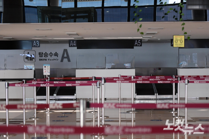지난 2일 서울 강서구 김포공항 국제선 청사가 오미크론 변이 바이러스 출현으로 적막한 모습을 보이고 있다. 이한형 기자