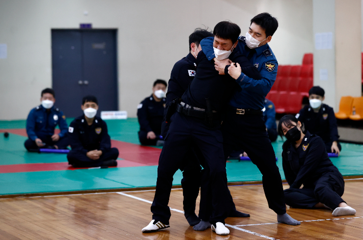 지난 1일 서울경찰청에서 신임 경찰들이 물리력 대응 훈련을 하고 있는 모습. 연합뉴스