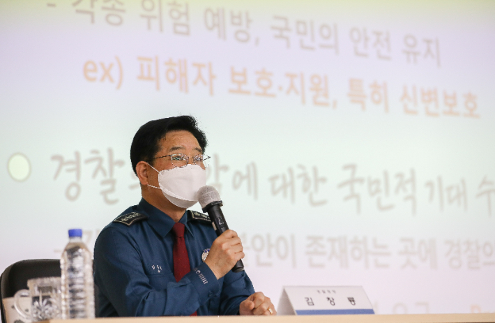 김창룡 경찰청장이 지난달 30일 충북 충주 중앙경찰학교를 찾아 현장 대응력 강화와 경찰 정신의 중요성을 강조하는 모습. 경찰청 제공